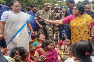 मुर्शिदाबाद के धुलियान पहुंचीं महिला आयोग की अध्यक्ष, हिंसा पीड़ितों से की मुलाकात, बोलीं मजूमदार- किसी ने पति तो किसी ने खोया बेटा 