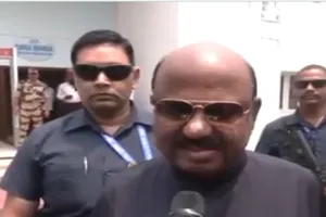 पश्चिम बंगाल: दंगा प्रभावित मुर्शिदाबाद में मृतकों के परिजनों से राज्यपाल ने की मुलाकात, हरसंभव मदद का दिया आश्वासन