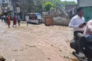 कानपुर में भैरोघाट में 48 इंच की मुख्य पाइप लाइन फटी, पानी का बहाव देख हड़कंप, क्षेत्र बना ताला, जलकल ने कहा ये...