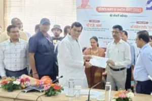 Ayodhya News: 'स्वच्छता ही सेवा' में अयोध्या को यूपी में तीसरा स्थान, मंत्री एके शर्मा ने सहायक नगर आयुक्त को किया सम्मानित