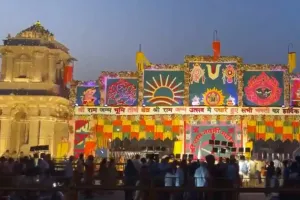 वाराणसी: रामनवमी पर मंदिरों में उमड़ी श्रद्धालुओं की भीड़, सुरक्षा में पुलिस और पीएसी तैनात 