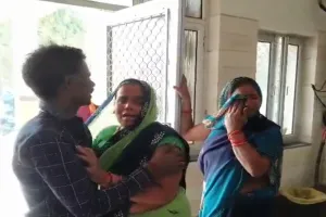 अमेठी: करंट लगने से फैक्ट्री कर्मचारी की मौत, 12 घंटे तक छुपाई गई घटना, परिजनों का हंगामा