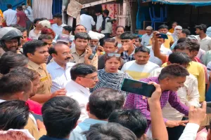 बहराइच: डग्गामार वाहनों के खिलाफ सड़क पर उतरे रोडवेजकर्मी, मुख्य सड़क पर बसें खड़ी कर लगाया जाम, फिर इस बात पर बनी सहमति