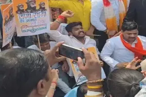 लखनऊ: सपा सांसद रामजी के खिलाफ सड़क पर उतरा क्षत्रिय संगठन, 1090 चौराहे किया प्रदर्शन 