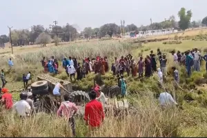 बहराइच में भीषण हादसा: श्रद्धालुओं से भरी ट्रैक्टर-ट्रॉली पलटी, मची चीख पुकार, एक की मौत, दर्जनों घायल