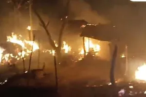 बहराइच में आग का तांडव: तेज हवाओं के बीच लगी भीषणआग, कई फूस के मकान जले