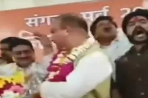 हरदोई: मंच पर पुलिसकर्मी ने भाजपा जिलाध्यक्ष का नाम लेते हुए लगाए 'जिंदाबाद' के नारे! भड़की सपा, देखें वीडियो