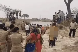 भदोही: तीन बच्चों के साथ तालाब में कूदी मां, दो बच्चों की मौत, अन्य की तलाश जारी