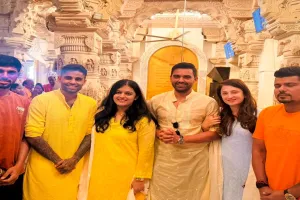 पीला कुर्ता-भगवा गमछा... सूर्य कुमार यादव ने पत्नी संग लगाई रामलला के दरबार में हाजिरी, दीपक चाहर और करण शर्मा संग किए दर्शन 