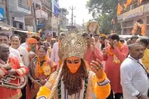 Hanuman Jayanti: प्रयागराज में हनुमान जयंती की धूम, मंदिरों में दर्शन को उमड़े श्रद्धालुओं