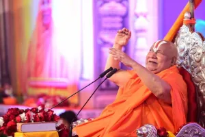 जगद्गुरु रामभद्राचार्य ने वक्फ बिल का विरोध करने वालों को बताया मूर्ख, यमुना की सफाई न होने पर जताया दुख