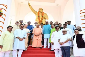 Ambedkar Jayanti: डॉ. आंबेडकर की प्रतिमा पर CM योगी ने किया माल्यार्पण, अर्पित की श्रद्धांजलि