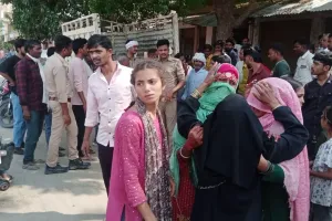 सुलतानपुर दर्दनाक हादसा: सड़क किनारे बैठकर मां बच्चे को पिला रही थी दूध, मौत बनकर आया ट्रैक्टर, दोनों को रौंदा