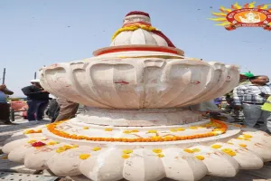 अयोध्या: राम मंदिर के मुख्य शिखर पर कलश स्थापित, मुख्यमंत्री योगी ने जताई प्रसन्नता