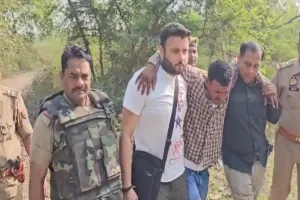 सीतापुर: मुठभेड़ में पकड़ा गया 25 हजार का इनामी बदमाश, पैर में लगी गोली