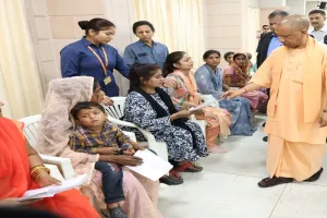 जनता दर्शन में मुख्यमंत्री के साथ जुटी अधिकारियों की फौज, सीएम योगी ने सुनीं समस्याएं