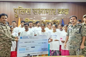 Chhattisgarh: सुकमा में सुरक्षाबलों के सामने 22 नक्सलियों ने किया सरेंडर, 16 लाख के इनामी नक्सली दंपती भी शामिल 