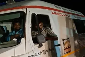 रायबरेली में रफ्तार का कहर: हाईवे पर डंपर ने बोलेरो में मारी टक्कर, महिला की मौत, 14 घायल