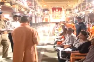 गोरखपुर: जनता दर्शन में सीएम योगी ने सुनीं 300 लोगों की समस्याएं, त्वरित निस्तारण के दिए निर्देश