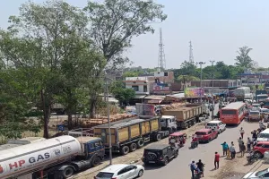 गोंडा: संजय सेतु पर मरम्मत कार्य के चलते करनैलगंज में लगा भीषण जाम