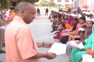 मुख्यमंत्री योगी ने गोरखनाथ मंदिर में किया जनता दर्शन, समस्याओं के समाधान के दिए निर्देश  