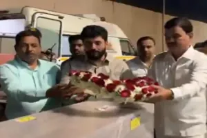 Pahalgam Terror Attack: पहलगाम हमले में मारे गए पर्यटक संतोष और कौस्तुभ का पार्थिव शरीर पहुंचा पुणे, मंत्री मुरलीधर मोहोल ने दी श्रद्धांजलि 