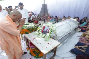 कानपुर पहुंचे सीएम योगी, पहलगाम आतंकी हमले में मारे गए शुभम के परिवार से की मुलाकात, दी श्रद्धांजलि