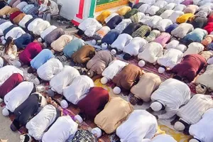 संभल में काली पट्टी बांध कर नमाज अदा करने पहुंचे नमाजी, पाकिस्तान के विरोध में लगाए नारे 