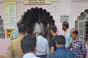 Jhansi News: झांसी जिला अस्पताल के बच्चा वार्ड के छत पर लगी आग, फायर ब्रिगेड की टीम ने पाया काबू