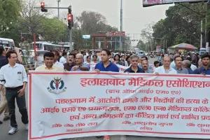 प्रयागराज: आतंकवाद के सफाए के लिए सड़क पर उतरे डॉक्टर, निकाला कैंडल मार्च