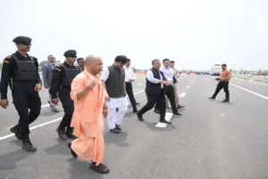 Ganga Expressway: मुख्यमंत्री योगी ने गंगा एक्सप्रेसवे का किया निरीक्षण, मंत्री नितिन अग्रवाल और मुख्य सचिव भी रहे मौजूद  