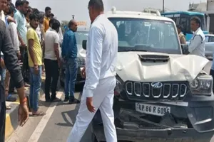 SP सांसद रामजीलाल सुमन के काफिले की गाड़ियां टकराई, करणी सेना पर टायर फेंकने का आरोप