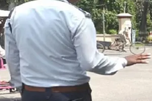 लखनऊ: दबंगों ने ड्यूटी पर तैनात ट्रैफिक सिपाही को पीटा, फाड़ी वर्दी, जानें पूरा मामला