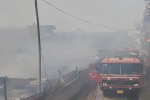 लखनऊ: फैजुल्लागंज में लगी भीषण आग, पुलिस और फायर ब्रिगेड मौक पर