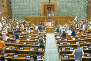 सोनिया गांधी की टिप्पणी और अमेरिकी ‘टैरिफ’ को लेकर लोकसभा में हंगामा, कार्यवाही 12 बजे तक स्थगित 