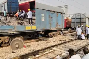 बुलंदशहर: खुर्जा रेलवे स्टेशन पर मालगाड़ी के दो डिब्बे पटरी से उतरे 