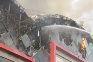 महाराष्ट्र: मुंबई में इलेक्ट्रॉनिक सामान के शोरूम की इमारत में लगी भीषण आग, कोई हताहत नहीं 