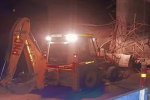 महराजगंज: अचानक ढह गया निर्माणाधीन पुल, मलबे में दबने से 6 मजदूर घायल 