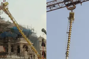 अयोध्या: श्रीराम मंदिर के शिखर पर लगा 42 फिट ऊंचा ध्वज दंड, जय श्रीराम के जयकारों से गूंज उठी राम नगरी