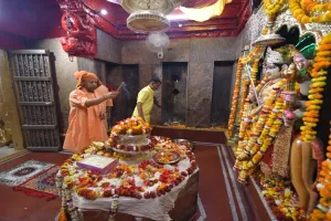 सीएम योगी ने मां पाटेश्वरी से की प्रदेशवासियों के सुख, समृद्धि और कल्याण की कामना, बच्चों को बांटी टाफियां और चॉकलेट