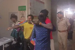 गाजीपुर में मां कामाख्या मंदिर के सामने दर्दनाक हादसा: झोपड़ी में घुसी ट्रक, सो रहे तीन बच्चों की मौत, मां गंभीर 