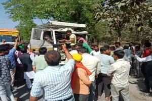 सीतापुर: रोडवेज बस में डीसीएम ने मारी टक्कर, वृद्ध घायल, पालतू कुत्ते की मौत