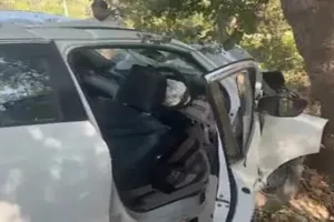 सीतापुर में भीषण हादसा: अनियंत्रित कार पेड़ से टकराई, दो की मौत, एक घायल