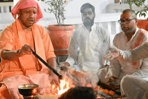 महागौरी की पूजा कर सीएम योगी ने किया हवन, मां जगतजननी से की प्रदेशवासियों के मंगल की प्रार्थना 