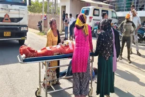 लखनऊ: डॉक्टर ने शराब पीकर किया हर्निया का ऑपरेशन, मरीज की मौत, परिजनों ने कार्रवाई की मांग करते हुए शव रख कर किया प्रदर्शन