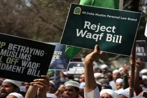 Waqf Bill: वक्फ बिल का विरोध करना पड़ा भारी, 300 लोगों के खिलाफ नोटिस जारी