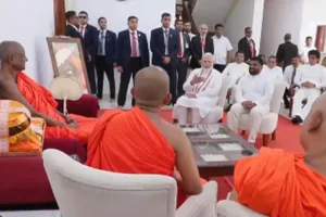  श्रीलंका: पीएम मोदी ने राष्ट्रपति दिसानायके के साथ अनुराधापुरा में जया श्री महाबोधि मंदिर में की प्रार्थना