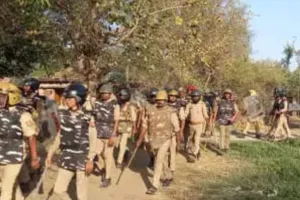 सीतापुर: प्रतिमा हटाने पहुंची पुलिस टीम पर पथराव, 11 पुलिसकर्मी घायल...5 लोग हिरासत में