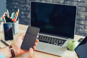 अपना पुराना लैपटॉप या फोन बेच रहे हैं? इन 3 बातों का ध्यान रखना जरूरी