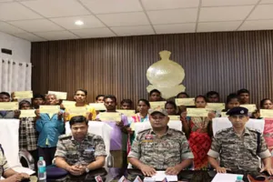 छत्तीसगढ़: बीजापुर पुलिस को बड़ी सफलता, 26 लाख के इनामी 22 नक्सलियों ने किया आत्मसमर्पण 